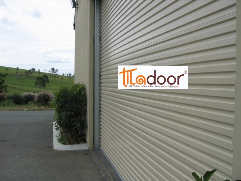 cua-cuon-uc-tam-lien-titadoor-ap-2